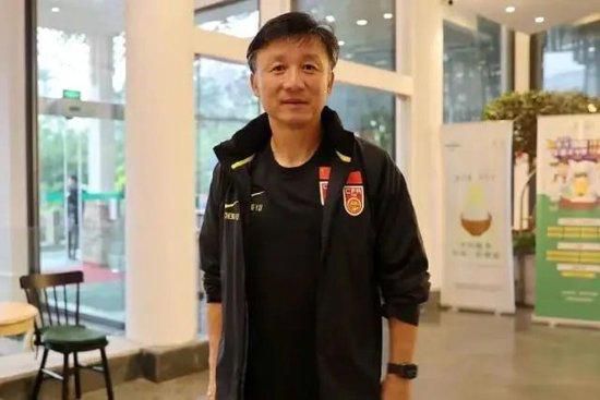 第25分钟，本纳塞尔斜传，莱奥射门被封堵出底线。